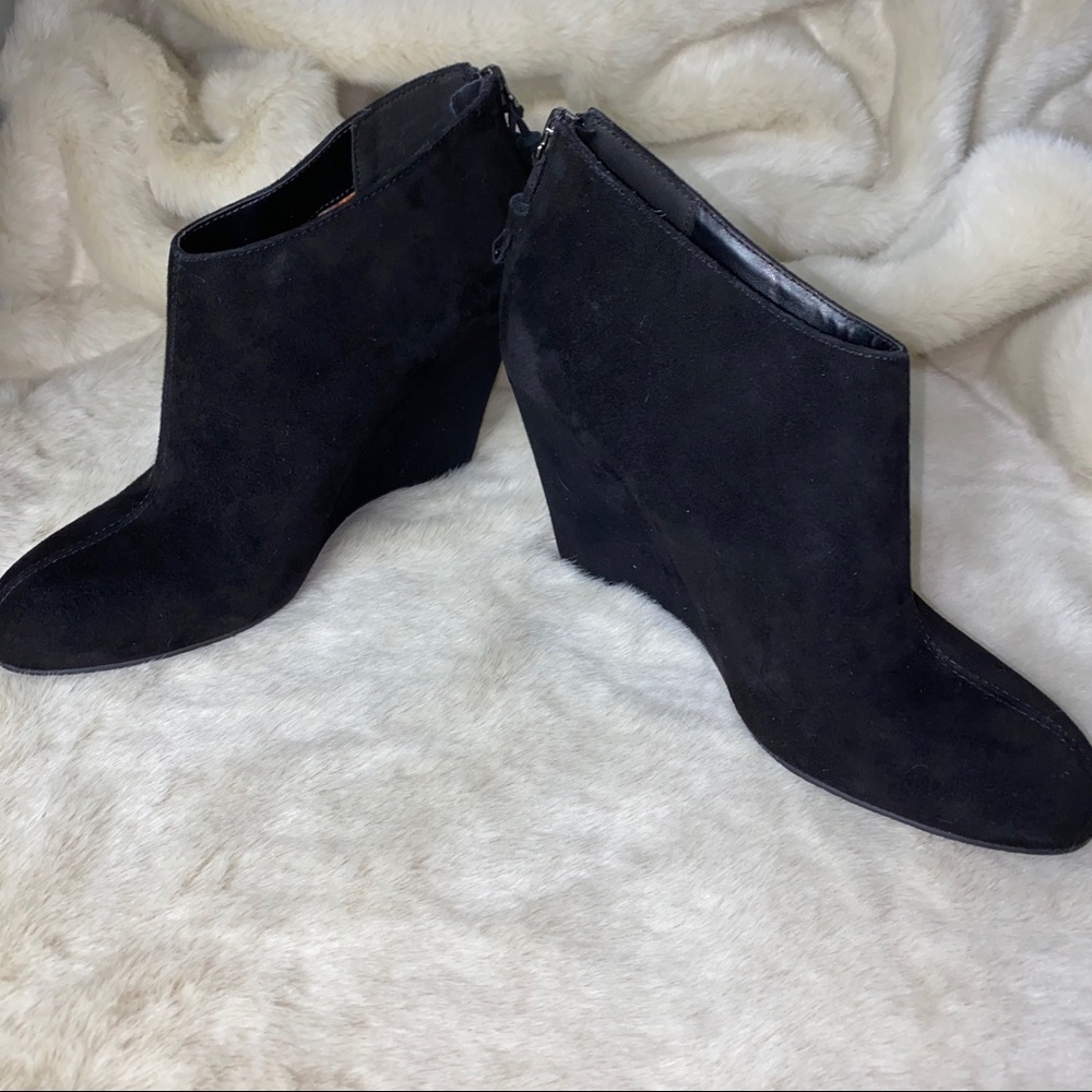 EUC ANNE KLEIN SUEDE WEDGE